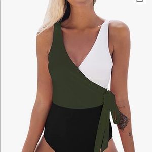 Beautiful green white and black Cupshe one piece bathing suit!